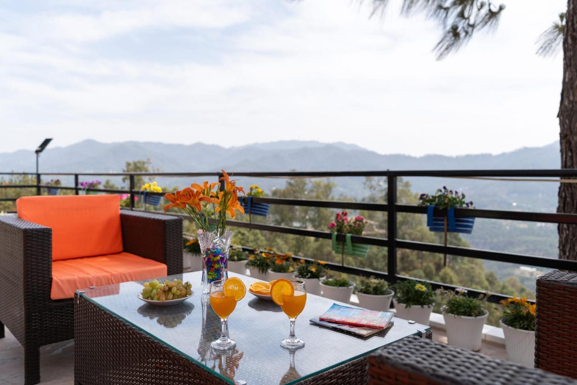 Villa Woodside Meadows By Veo - Part Of Stayvista Kasauli Exteriör bild